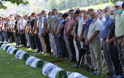 AP o komemoraciji u Potočarima: Srpski lideri i dalje negiraju genocid u Srebrenici